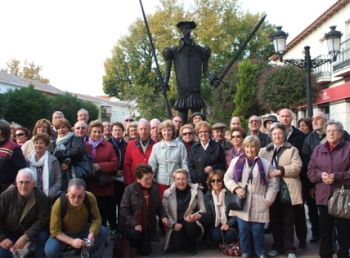 El grupo junto a una estatua del Quijote